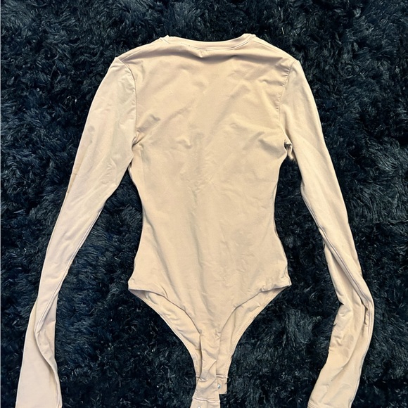 SKIMS Fits everybody thong long sleeve body suit! - Picture 3 of 3